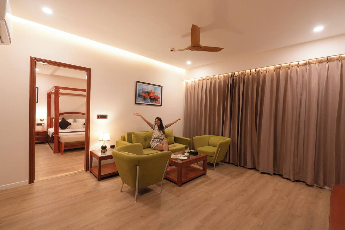 Presidential Room, Pool View | Living area