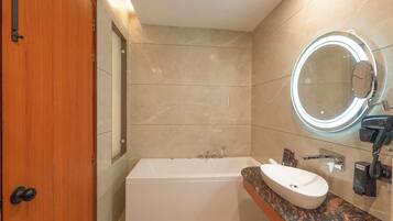 Rom – deluxe, hageutsikt | Bad | Håndklær, såpe, sjampo og toalettpapir