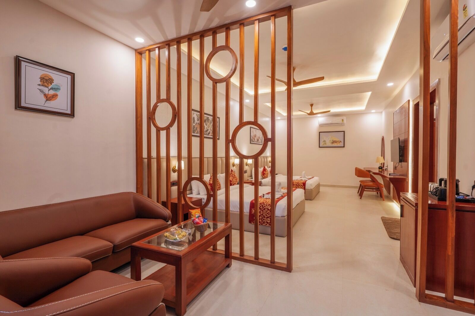 Bureau, espace de travail pour ordinateur portable, Wi-Fi gratuit