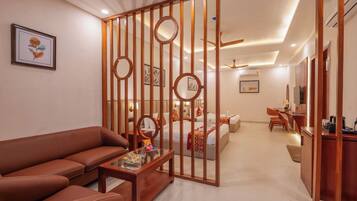 Escritorio, espacio para trabajar con laptop y wifi gratis