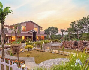 Vista frontal de la propiedad