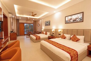 Escritorio, espacio para trabajar con laptop y wifi gratis 