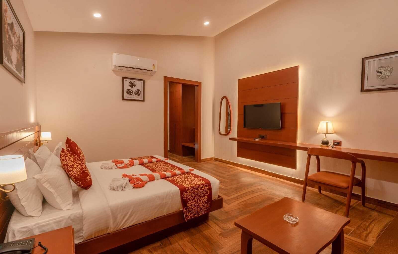 Deluxe Room, Garden View | Desk, laptop workspace, free WiFi