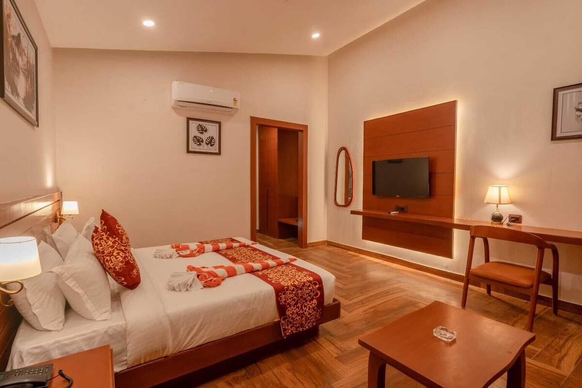 Deluxe Room, Garden View | Desk, laptop workspace, free WiFi