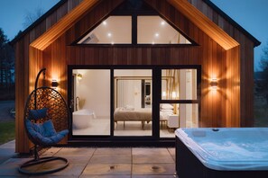 سرير سفر وواي فاي مجانًا وملاءات أسرّة