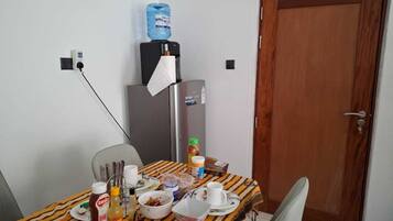 Deluxe-Apartment, Balkon, Stadtblick | Essbereich im Zimmer