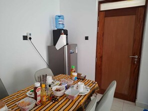 Deluxe-Apartment, Balkon, Stadtblick | Essbereich im Zimmer