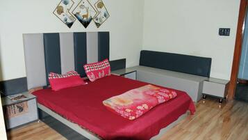 Luxury Room | Rollaway beds, free WiFi, bed sheets