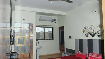 Deluxe Room | Rollaway beds, free WiFi, bed sheets