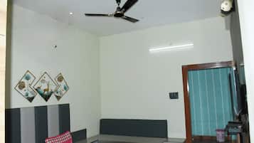 Deluxe Room | Rollaway beds, free WiFi, bed sheets