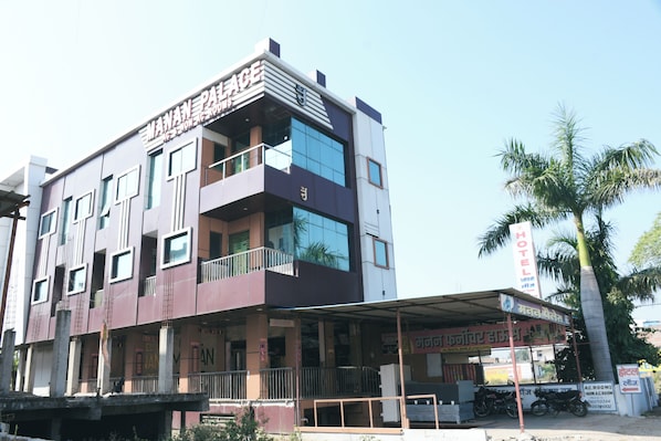 Exterior - Manan Palace (Mungaoli)
