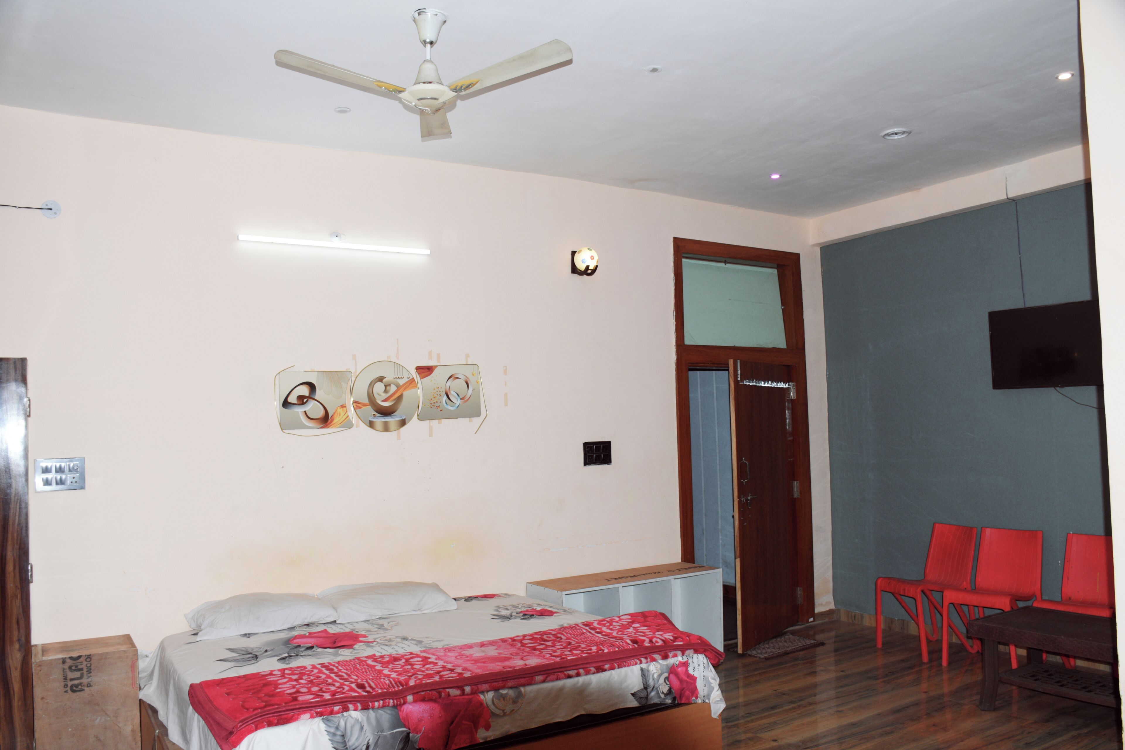 Rollaway beds, free WiFi, bed sheets