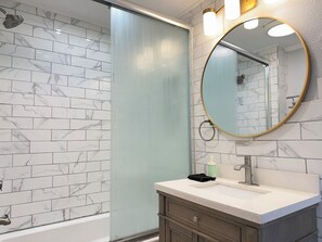 Shower, hair dryer, bidet, towels - Best Home To Visit NYC-EWR Airport-Parking-Hot Tub (Hillside)