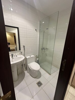 Separate tub and shower, slippers, towels, soap - Almaghreby hotel 2 (Madinah)