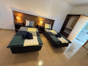 6 bedrooms, iron/ironing board, WiFi, bed sheets