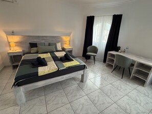 6 bedrooms, iron/ironing board, WiFi, bed sheets