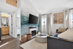 1 bedroom, free WiFi, bed sheets - Geneva-on-the-Lake Luxury Spa Retreat • Sauna & Cold Plunge Escape (Geneva)