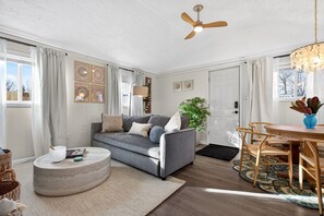 Smart TV, fireplace - Geneva-on-the-Lake Luxury Spa Retreat • Sauna & Cold Plunge Escape (Geneva)