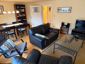 TV, livros, aparelho de som