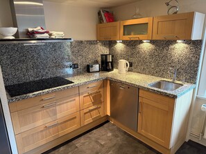 Geladeira, fogão, cooktop, lava-louças