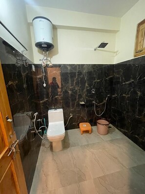 Quarto superluxo, vista para a montanha | Banheiro | Chuveiro, produtos de toalete grátis, toalhas de banho, sabonete