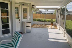 Terrace/patio - Spacious Family Retreat Port Charlotte (Port Charlotte)