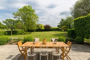 Outdoor dining - Idyllic Cotswold Farmhouse (Chipping Norton)