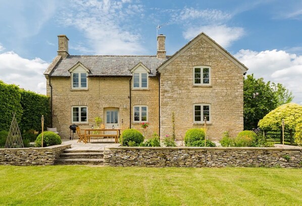 Exterior - Idyllic Cotswold Farmhouse (Chipping Norton)