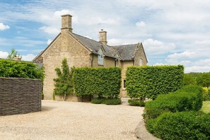 Exterior - Idyllic Cotswold Farmhouse (Chipping Norton)