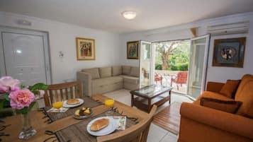 Appartamento Luxury, patio, vista montagna | Ferro/asse da stiro, Wi-Fi gratuito