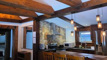 Réfrigérateur, four à micro-ondes, un four, surface de cuisson