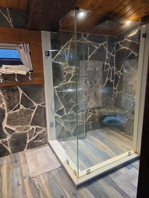 Shower, hair dryer, bidet, towels - Credit River Cottage, A rustic 4-season sanctuary in Inglewood, Caledon. (Inglewood)