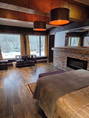 3 bedrooms, desk, iron/ironing board, free WiFi - Credit River Cottage, A rustic 4-season sanctuary in Inglewood, Caledon. (Inglewood)