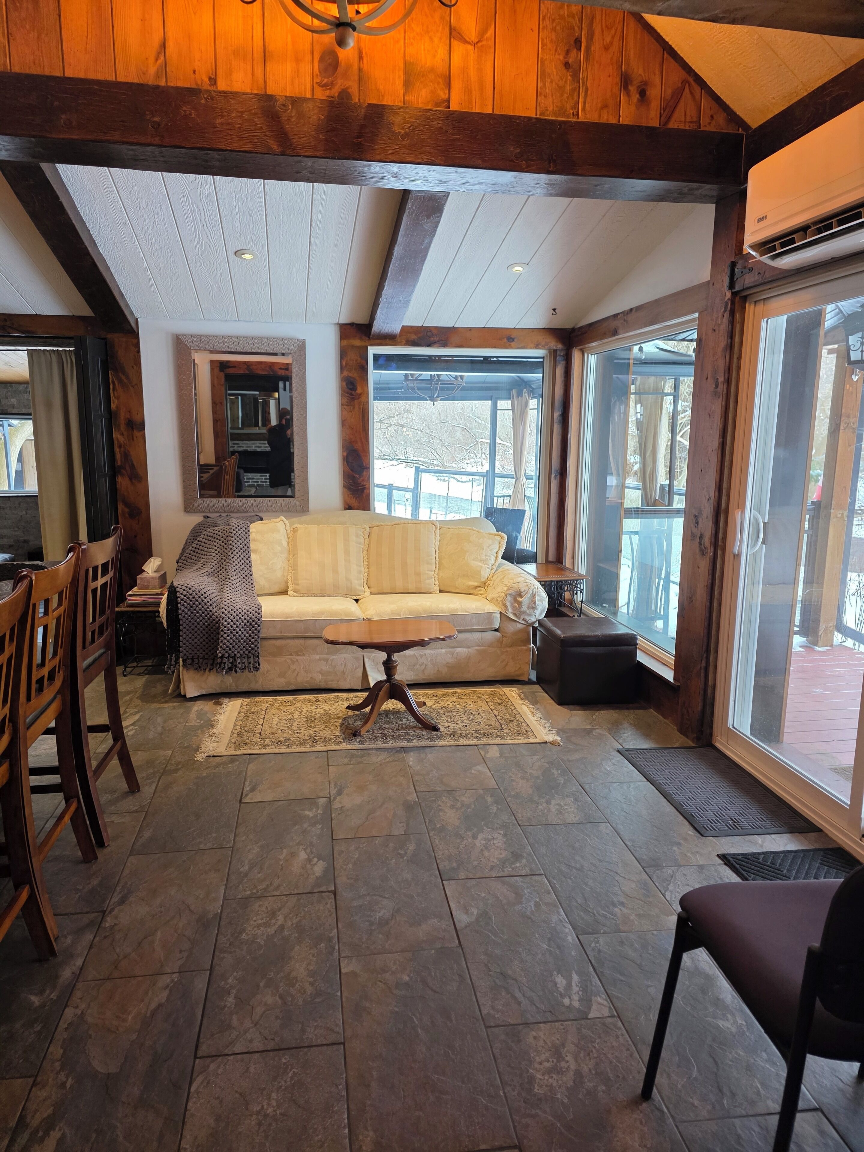 Älytelevisio, takka, kirjoja