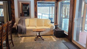 Téléviseur connecté, foyer, livres