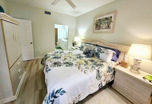 Iron/ironing board, free WiFi, bed sheets - Wiggins Lake & Preserve, West of 41, Close to Beaches, Newly Remodeled (Naples)