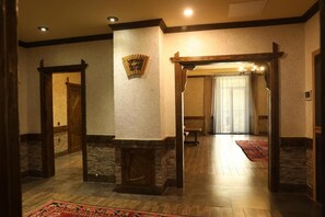 行政套房, 陽台, 河景 | 書��桌、免費無線上網