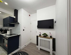 Frigorifero, microonde, forno, bollitore elettrico