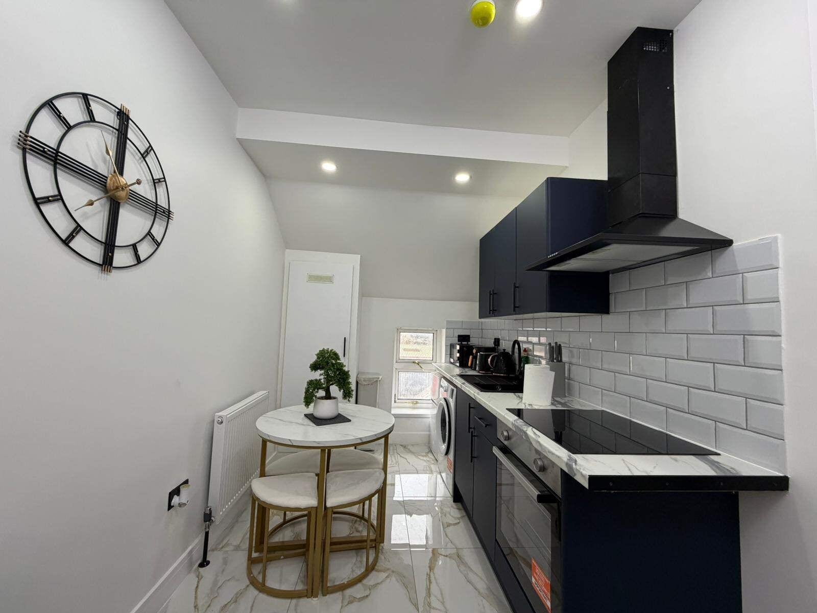 Kjøleskap, mikrobølgeovn, ovn og vannkoker