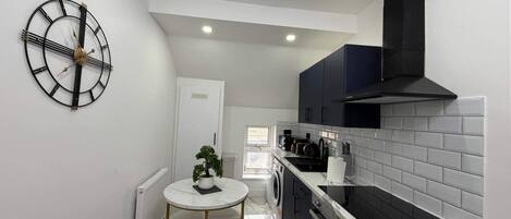 Frigorífico, microondas, horno y hervidor eléctrico