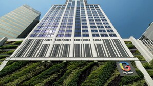 Een hoog gebouw met een bord waarop staat 