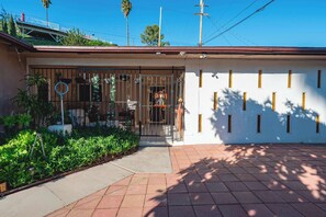 5 bedrooms, Internet - Newly Updated Family Retreat Safe Area Near Dtla (Monterey Park)
