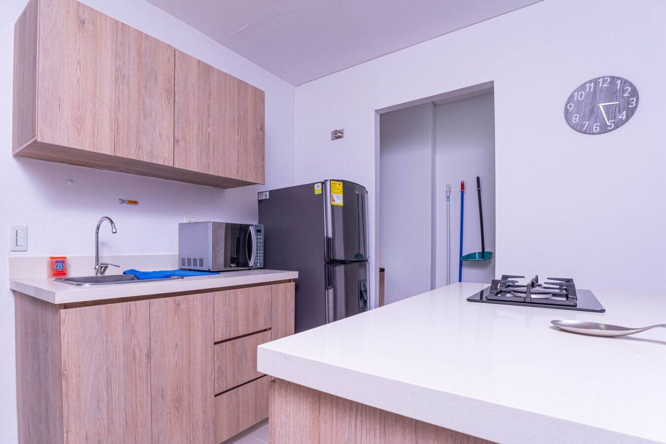 Kühlschrank, Mikrowelle, Herdplatte, Wasserkocher mit Kaffee-/Teezubehör