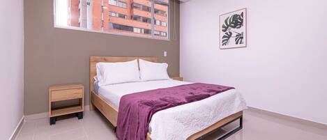 Bureau, fer et planche à repasser, lit parapluie, Wi-Fi