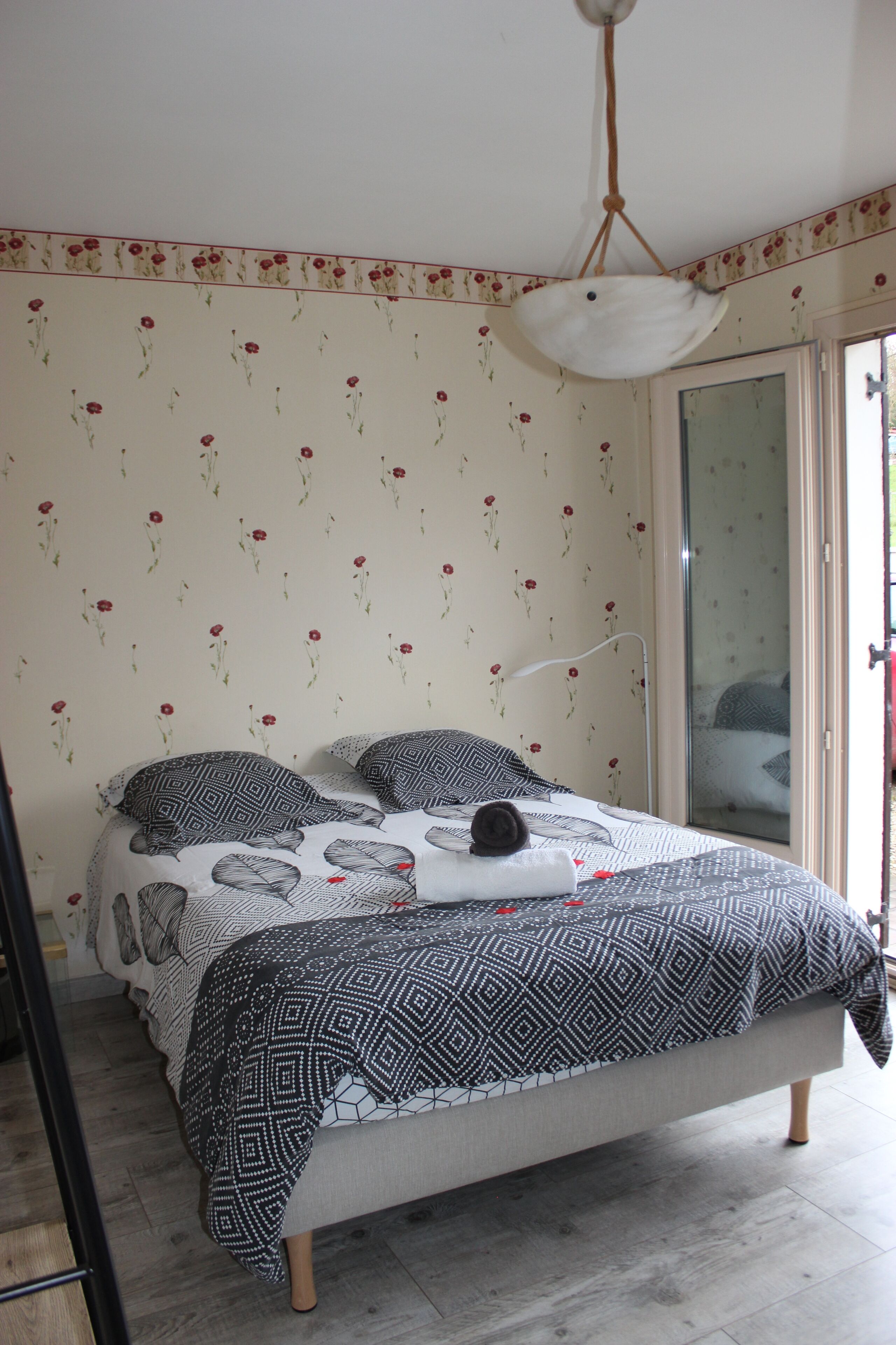 Tabla de planchar con plancha, wifi gratis y ropa de cama 