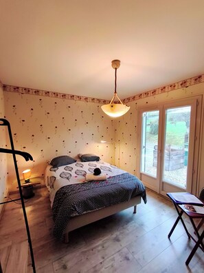 Een strijkplank/strijkijzer, gratis wifi, beddengoed