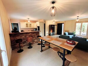 Interior - Quiet bedroom, shared kitchen, living room, bathroom, jucuzzi Absolute peace and quiet (Lindry)