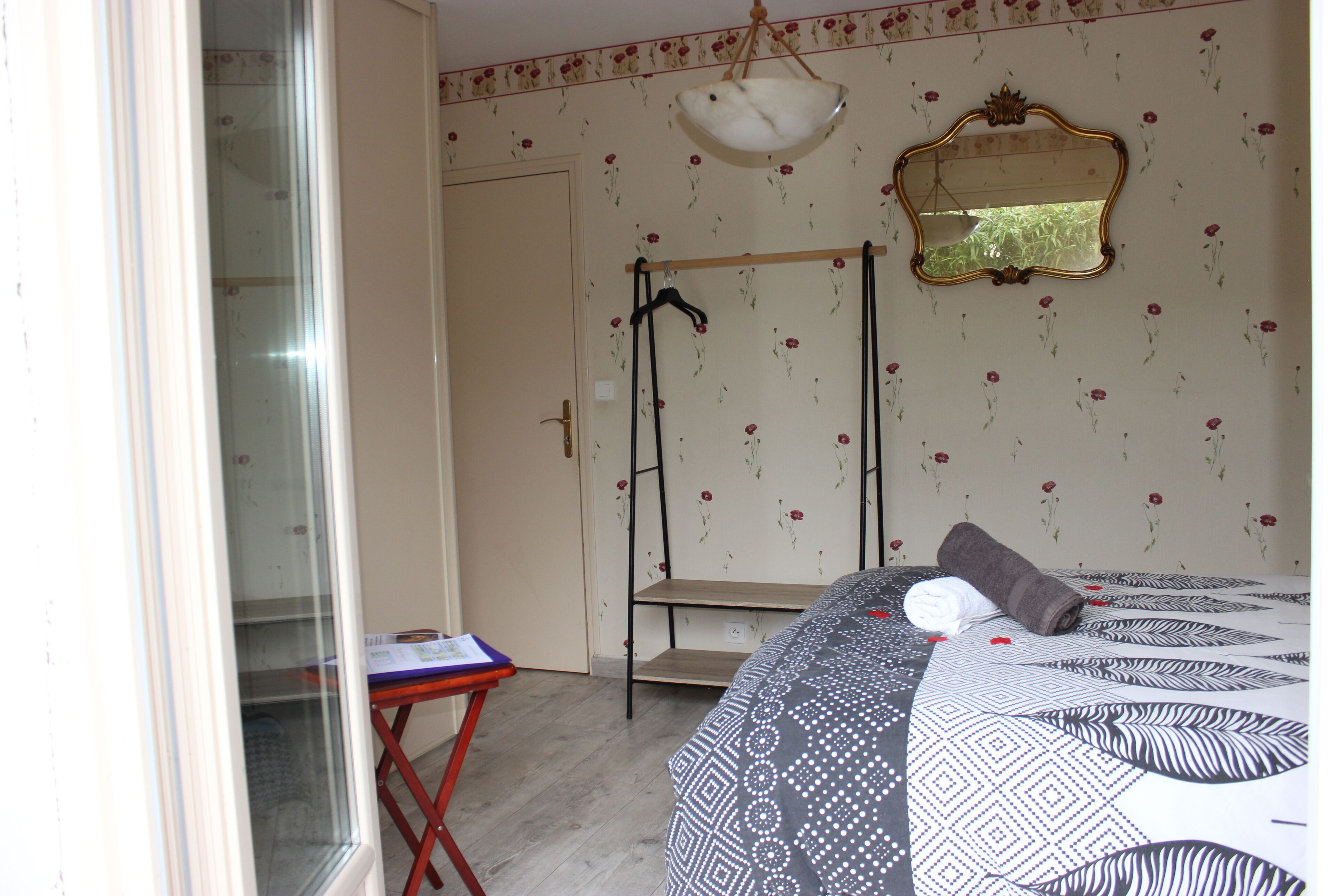 Een strijkplank/strijkijzer, gratis wifi, beddengoed