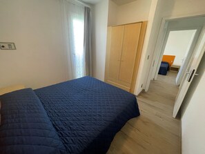 4 bedrooms - Sunny family apartment steps from the beach (Bibione)
