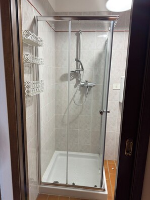 Douche, sèche-cheveux, bidet, serviettes fournies